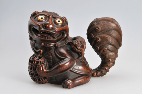 Lioness and cub
China, Qing dynasty
Late 18th or early 19th century
Signed: Hongyu Zuo
Bamboo root
Height 15 cm
© Sanyu Tang Collection